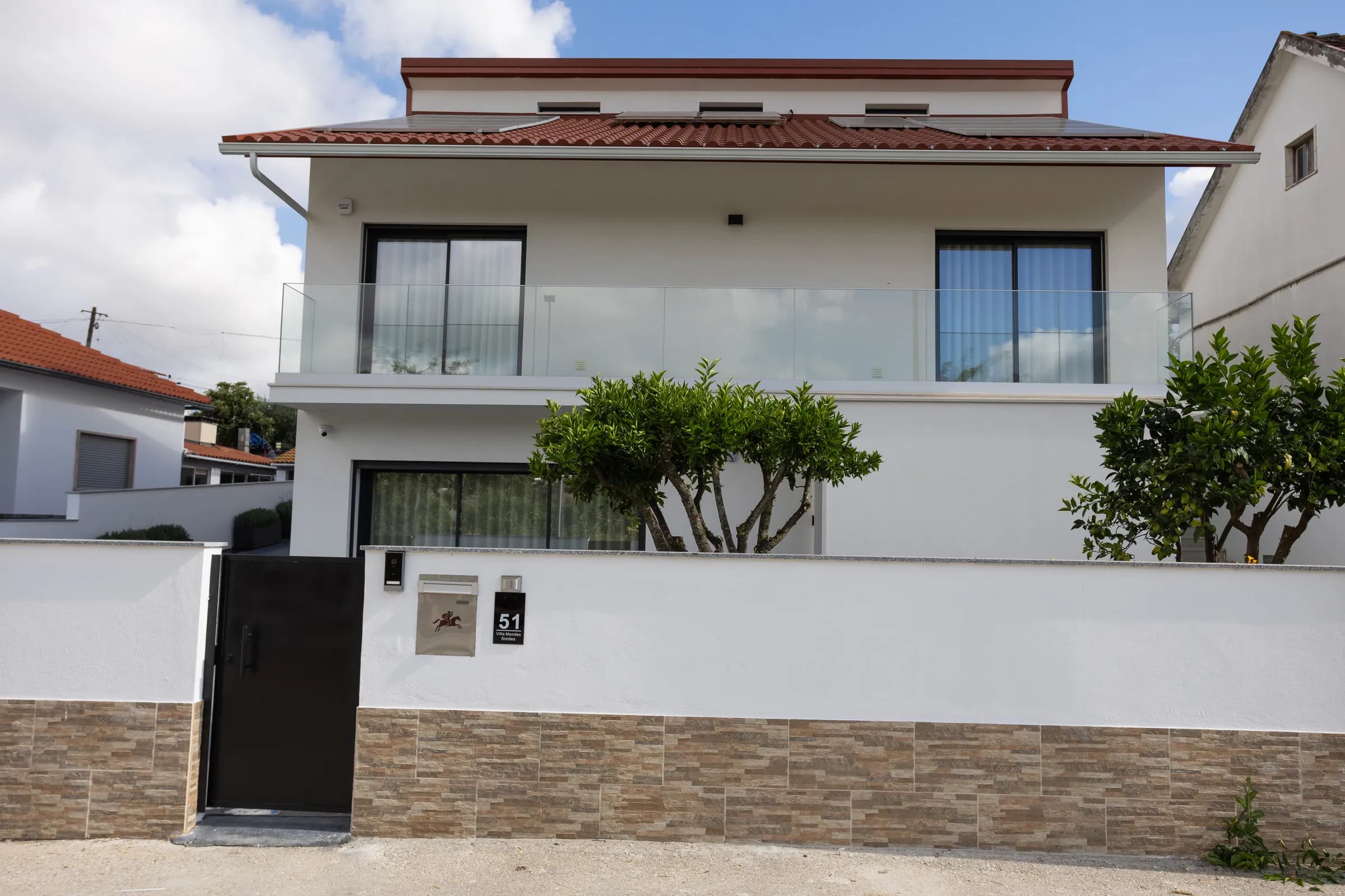 The white front facade of Villa Mendes