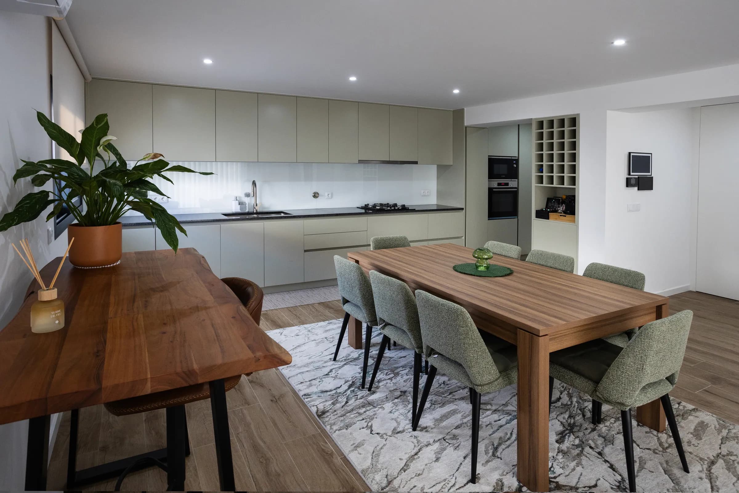 Open-plan kitchen with the dining table in the foreground